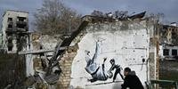 Banksy revelou um novo grafite pintado em um prédio bombardeado na Ucrânia