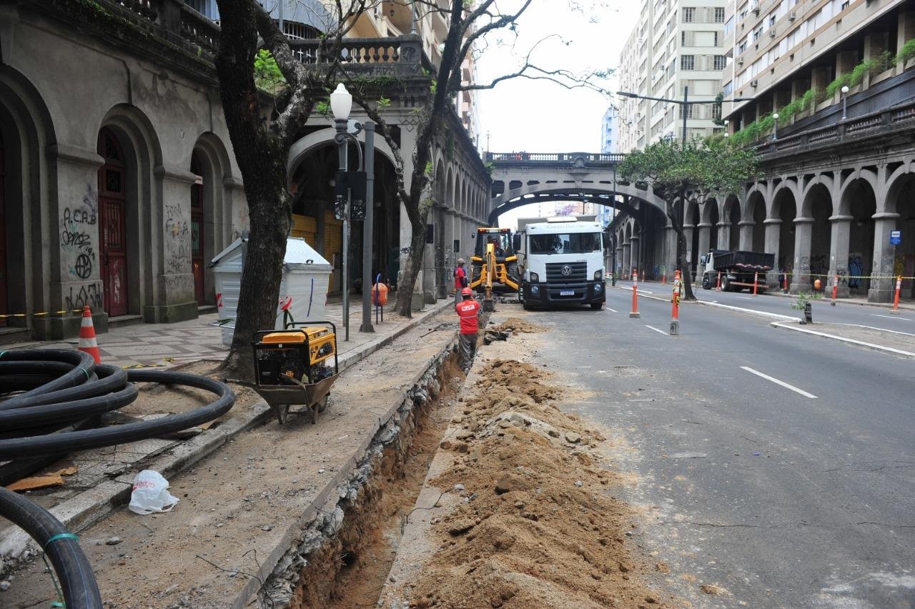 Trabalhos ocupam uma pista e meia da Borges de Medeiros, mais parte da cal&ccedil;ada em cada lado da via