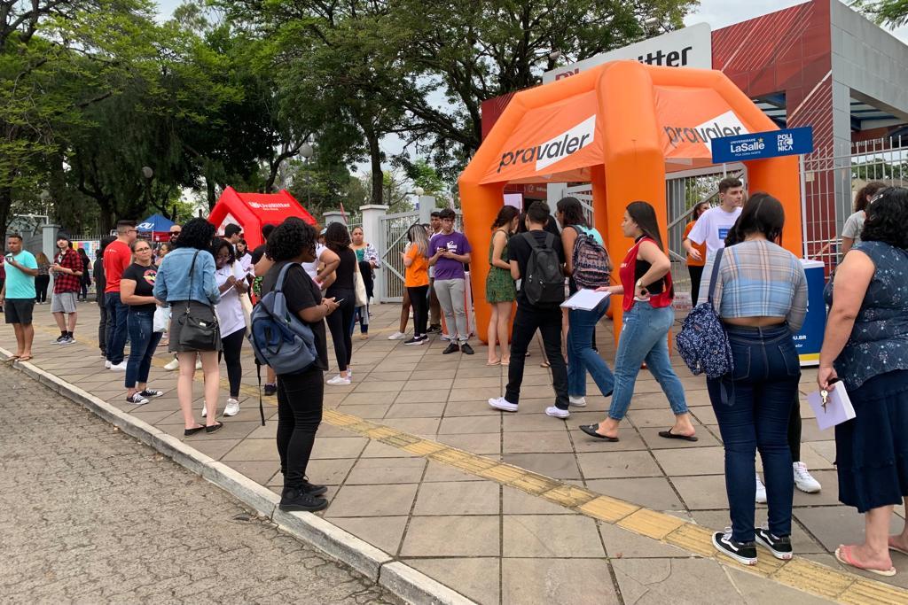 Fila de estudantes para fazer a prova no Campus Fapa, da UniRitter, em Porto Alegre