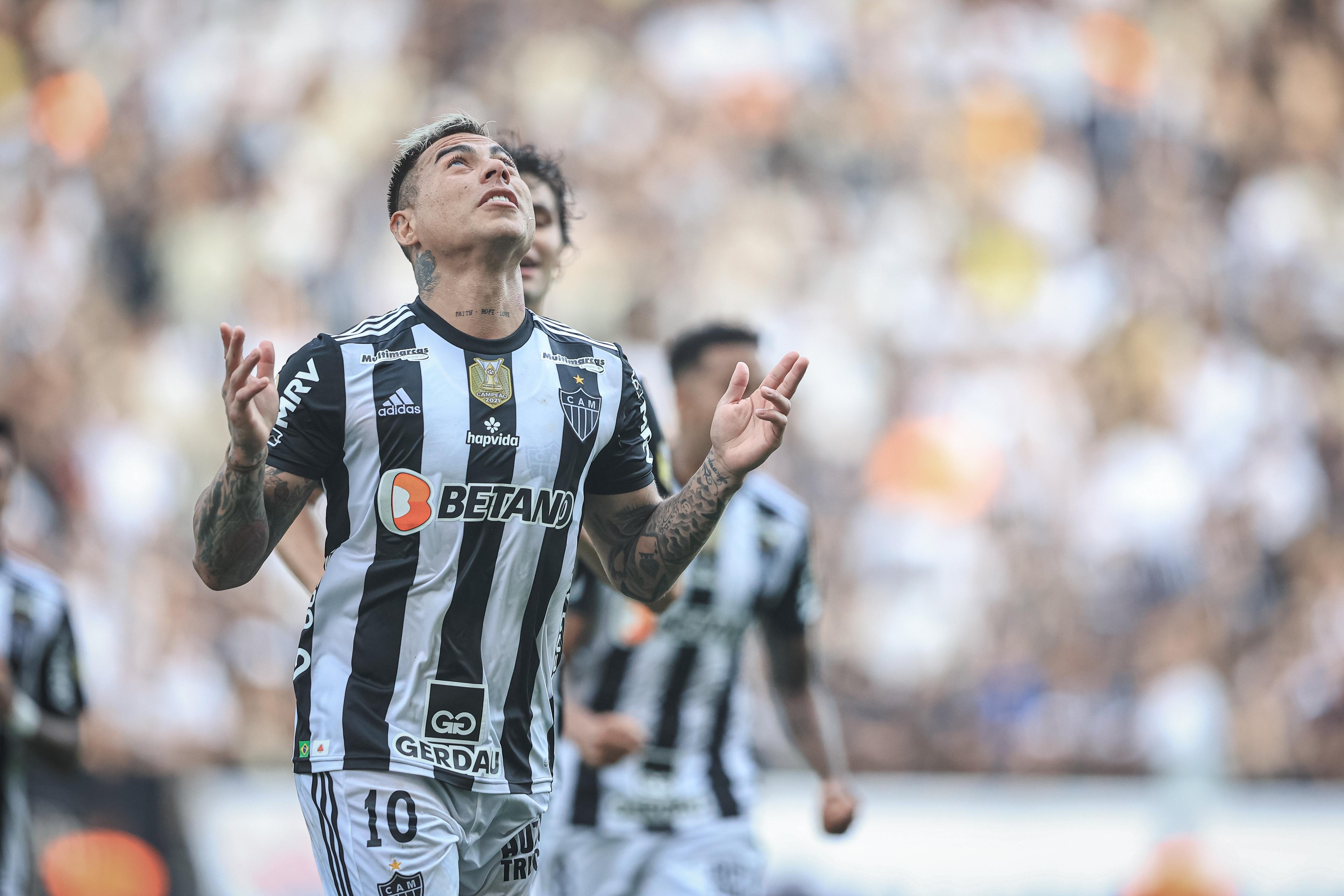 Em campo, os mineiros ficaram com a vit&oacute;ria por 1 a 0, gol de Vargas