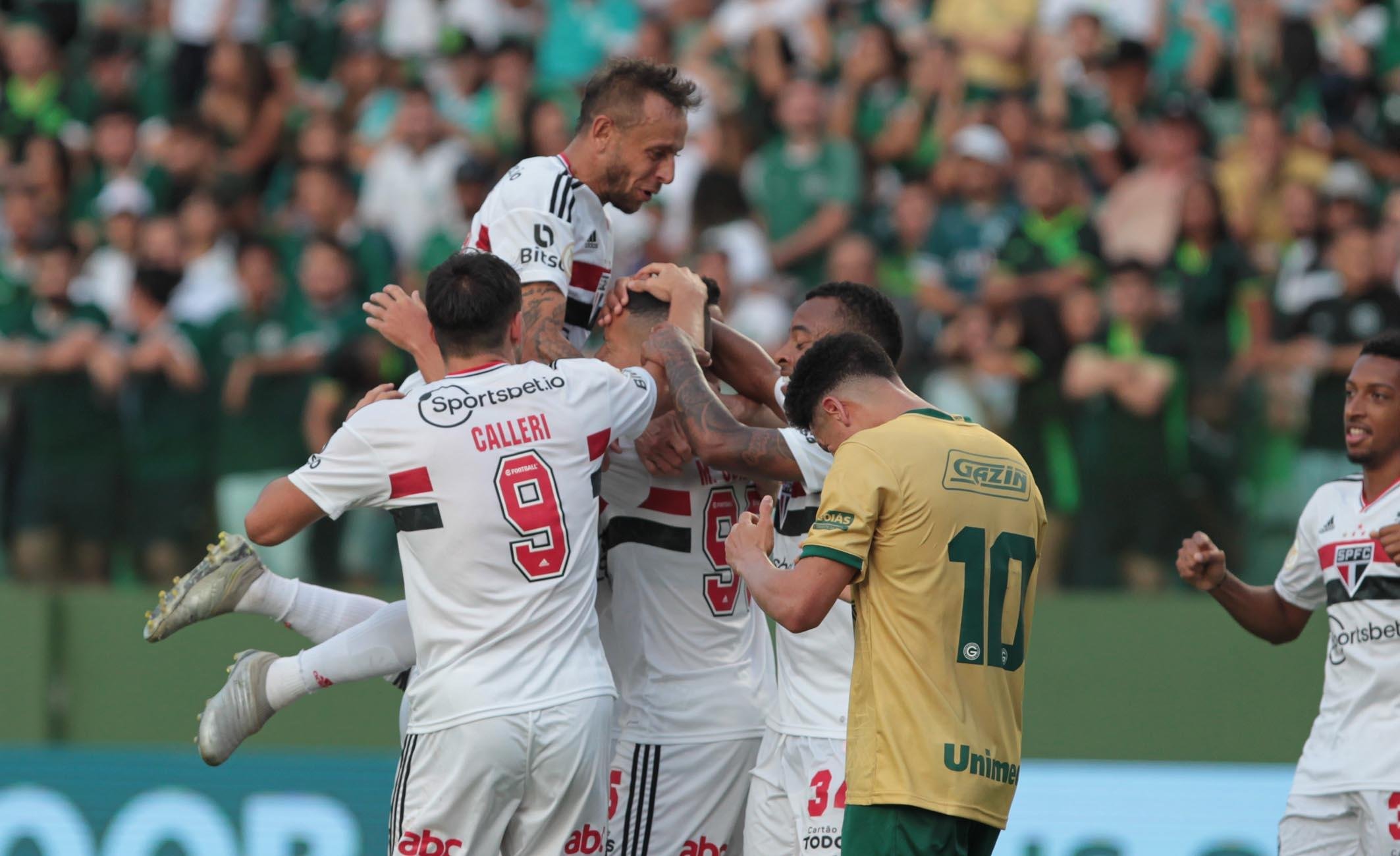 Com gols de Gallopo, Luciano, Marcos Guilherme e Juan, o tricolor paulista venceu Goi&aacute;s por 4 a 0