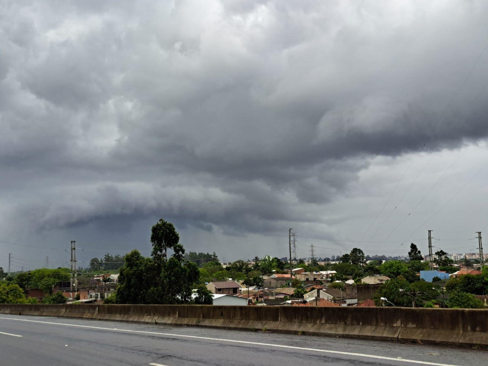 Metade Norte e regi&atilde;o Sul podem registrar chuva e vento nesta segunda-feira