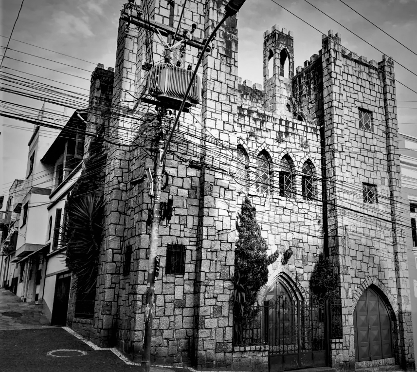 O Castelinho do Alto da Bronze est&aacute; localizado no Centro Hist&oacute;rico no cruzamento da Rua Fernando Machado com a Rua General Vasco Alves