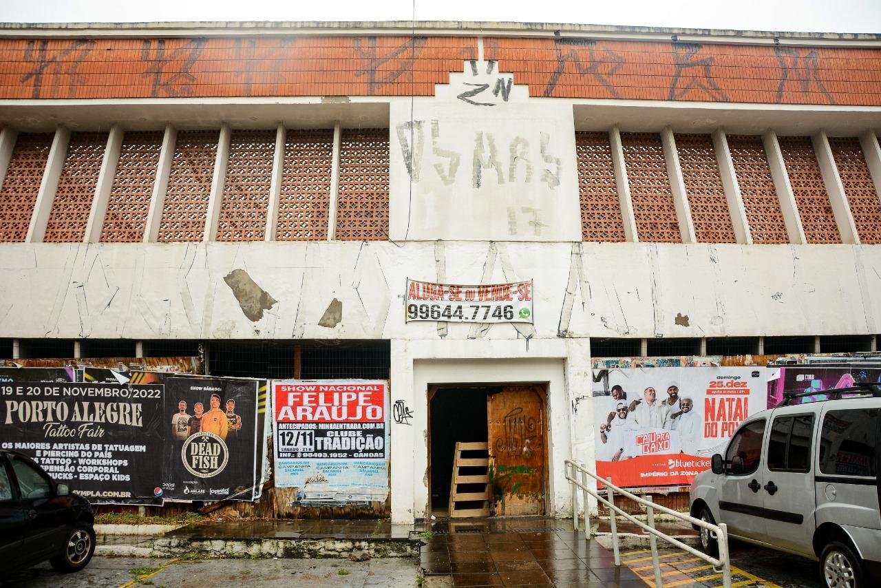 Tapumes do edif&iacute;cio foram removidos para a entrada e circula&ccedil;&atilde;o de moradores de rua
