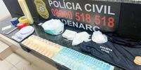 Agentes encontraram 1,6 quilo da droga, camiseta com o nome da Polícia Civil, R$ 1,6 mil em dinheiro, balança de precisão e insumos