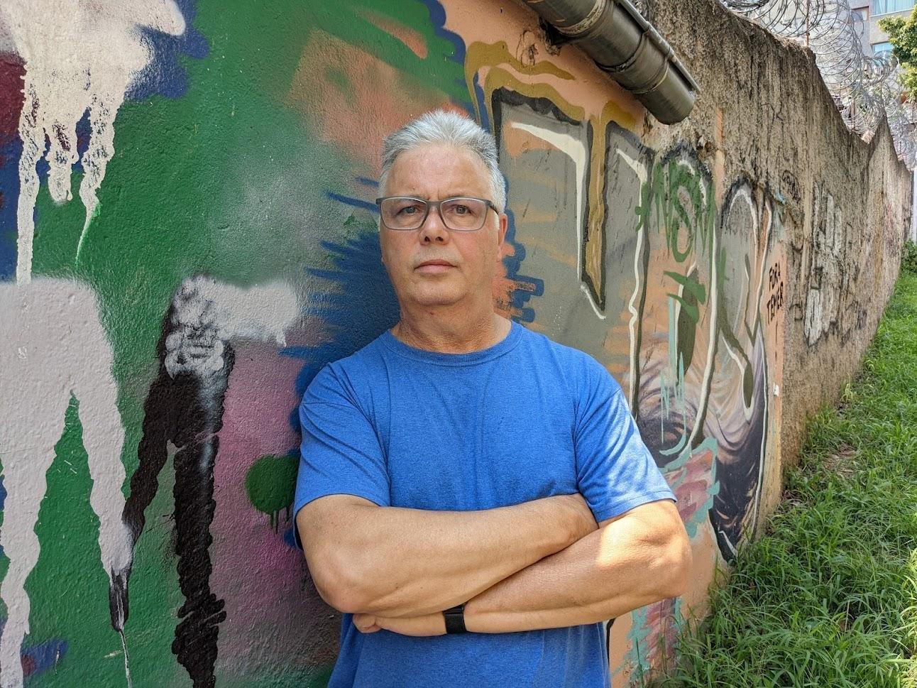 Breno &eacute; o autor de &lsquo;POAlaroides urbanas &ndash; uma ode visupo&eacute;tica a Porto Alegre&rsquo;