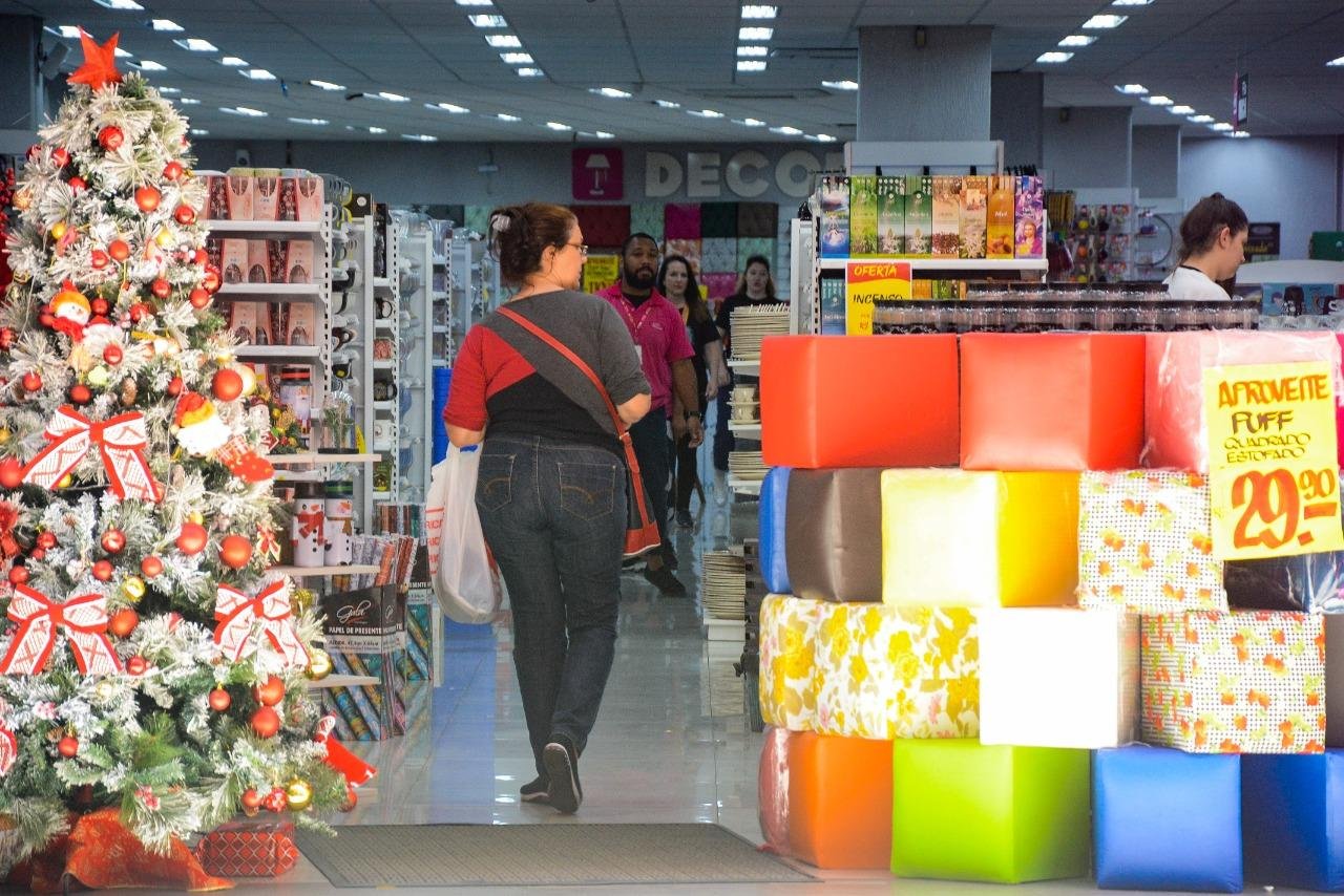 Em alguns estabelecimentos do Centro Hist&oacute;rico, funcion&aacute;rios aproveitavam para arrumar vitrines