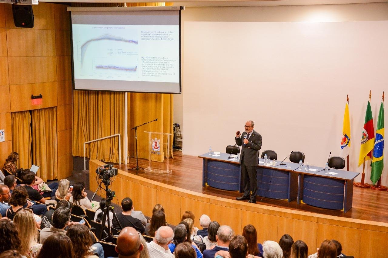 Professor da PUCRS Nelson Ferreira Fontoura foi um dos painelistas da primeira manh&atilde; do evento