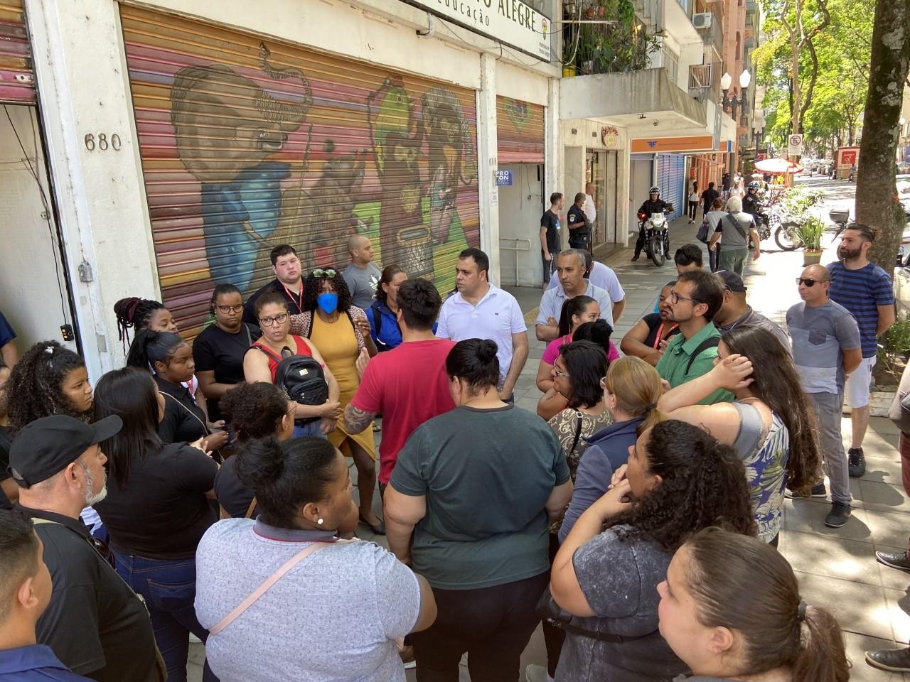 Funcion&aacute;rios terceirizados protestaram em frente &agrave; Secretaria Municipal de Educa&ccedil;&atilde;o (Smed), na Rua dos Andradas