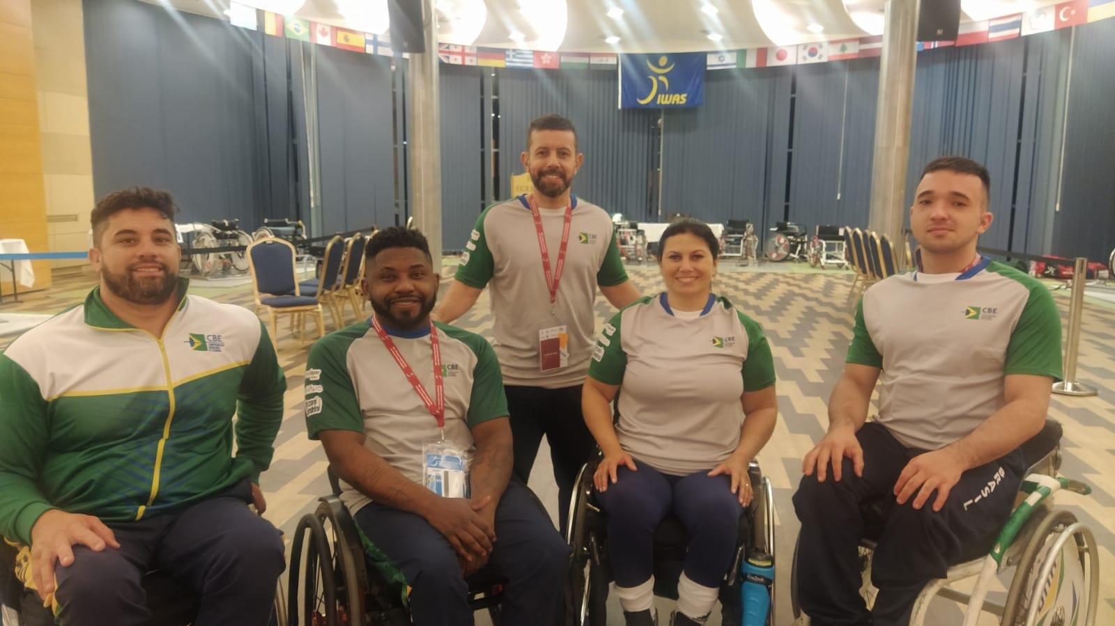 Jovane Guissone, Vanderson Chaves, M&ocirc;nica Santos e Kevin Damasceno, com o t&eacute;cnico Eduardo Nunes, s&atilde;o os atletas ga&uacute;chos na Hungria