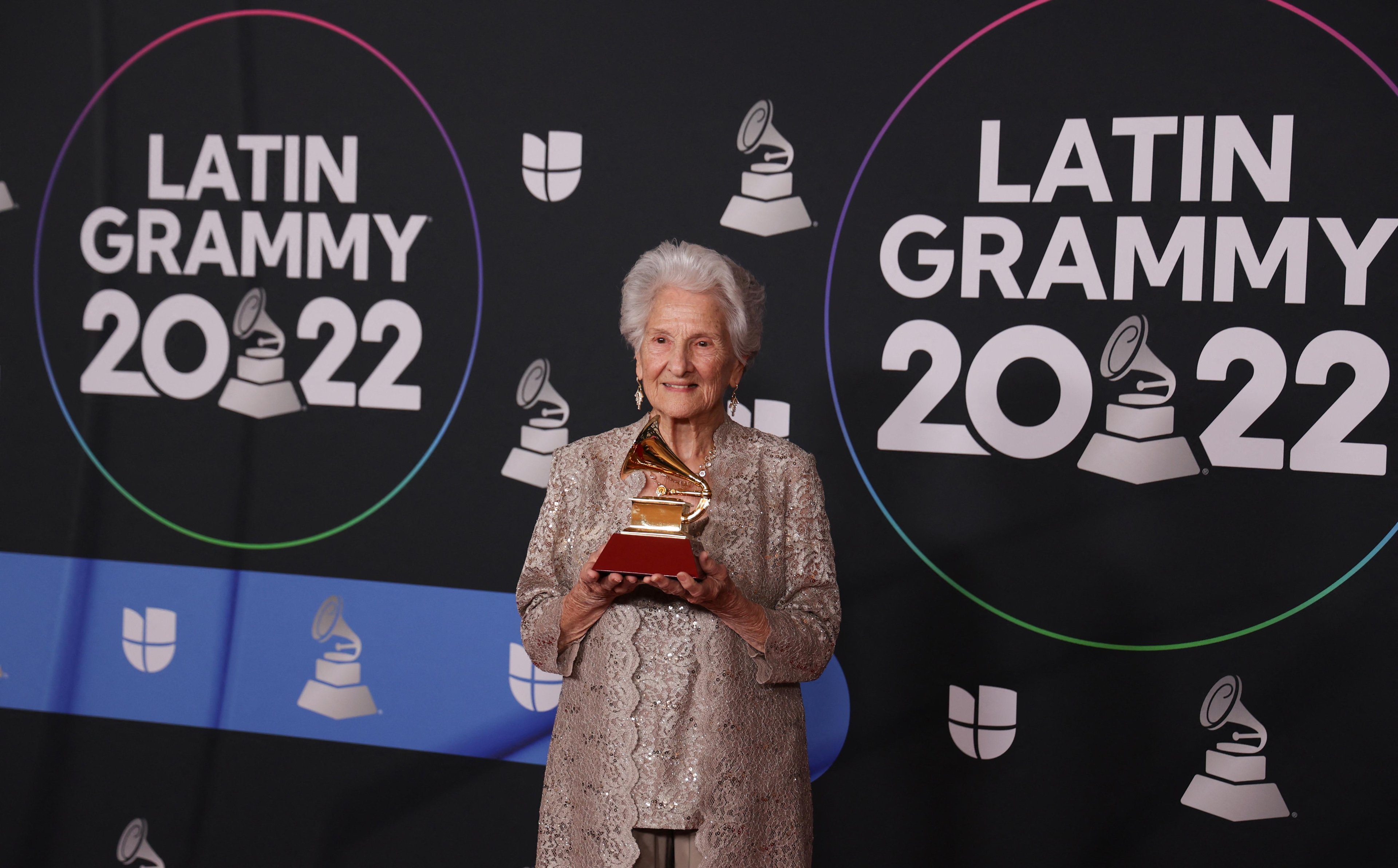 Nascida em Cuba, de onde saiu em 1959 para viver nos Estados Unidos, &Aacute;ngela gravou seu primeiro &aacute;lbum, que leva seu nome, apenas em 2021