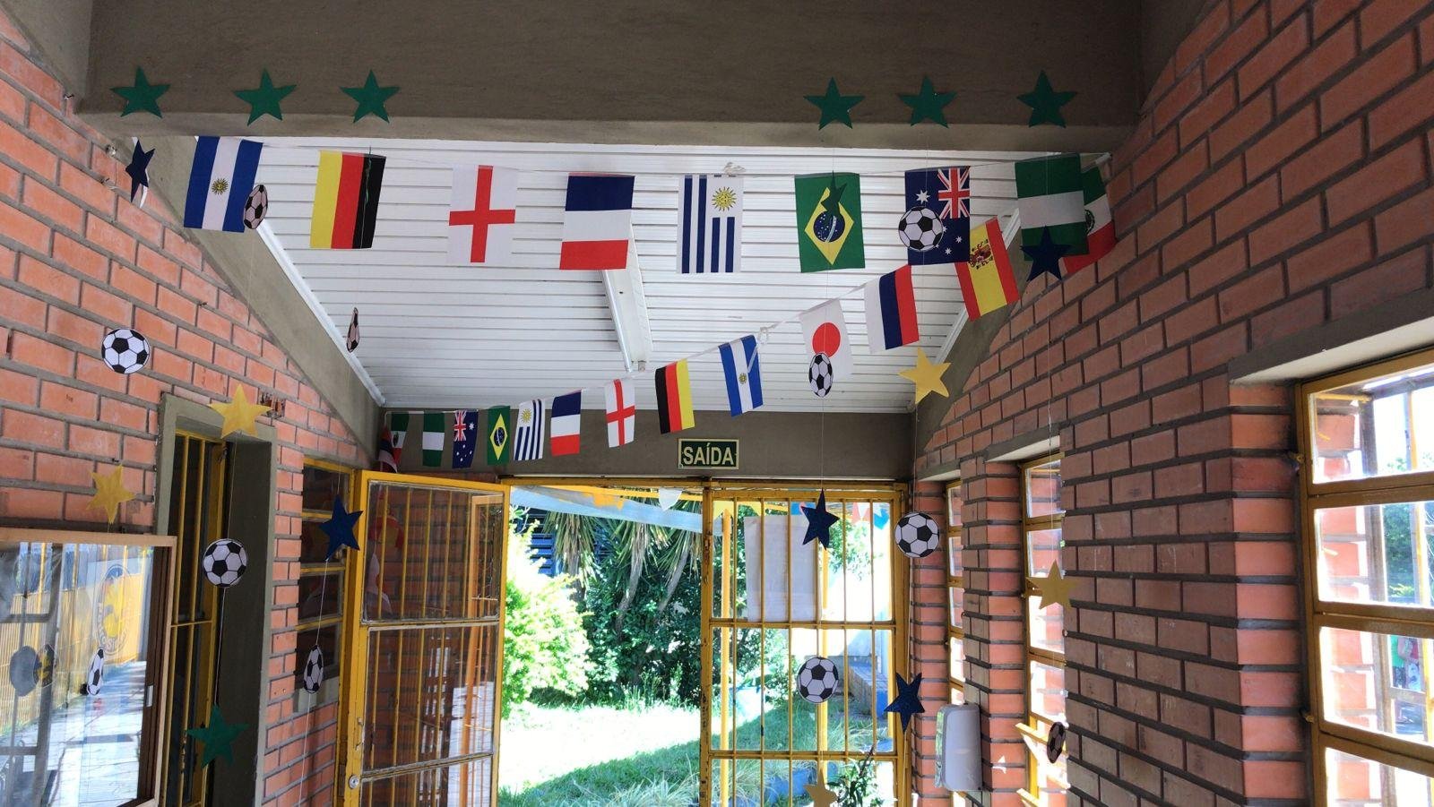 Institui&ccedil;&otilde;es de ensino ga&uacute;chas decoram suas sedes para os jogos, que devem ficar prontas na pr&oacute;xima semana, para a estreia do Brasil
