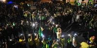 Manifestantes formaram SOS com luzes dos celulares