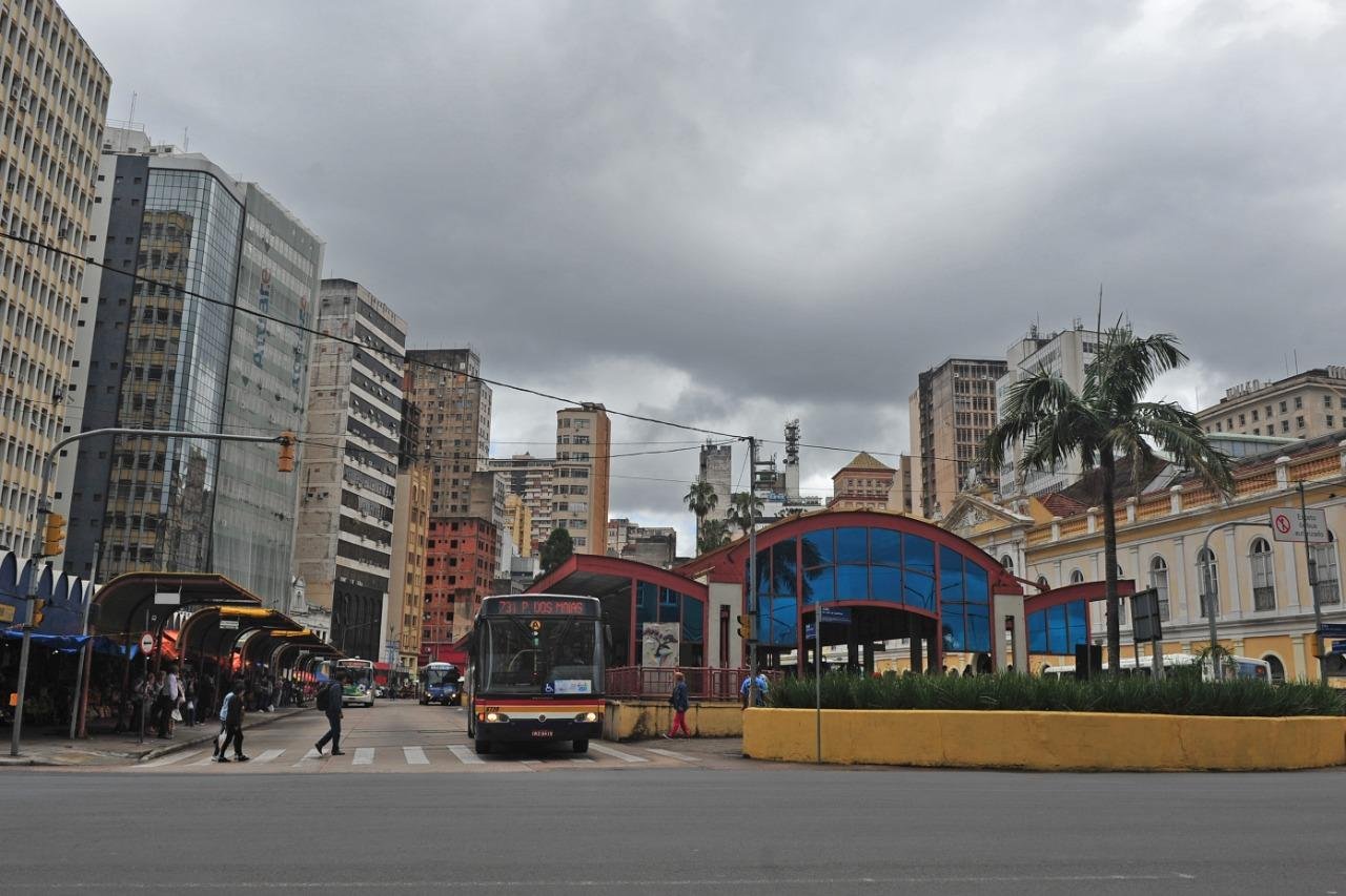 Em Porto Alegre, a temperatura m&iacute;nima ser&aacute; de 23&deg;C e a m&aacute;xima de 33&deg;C