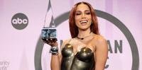Anitta levou pra casa o troféu de Melhor Artista Feminina Latina