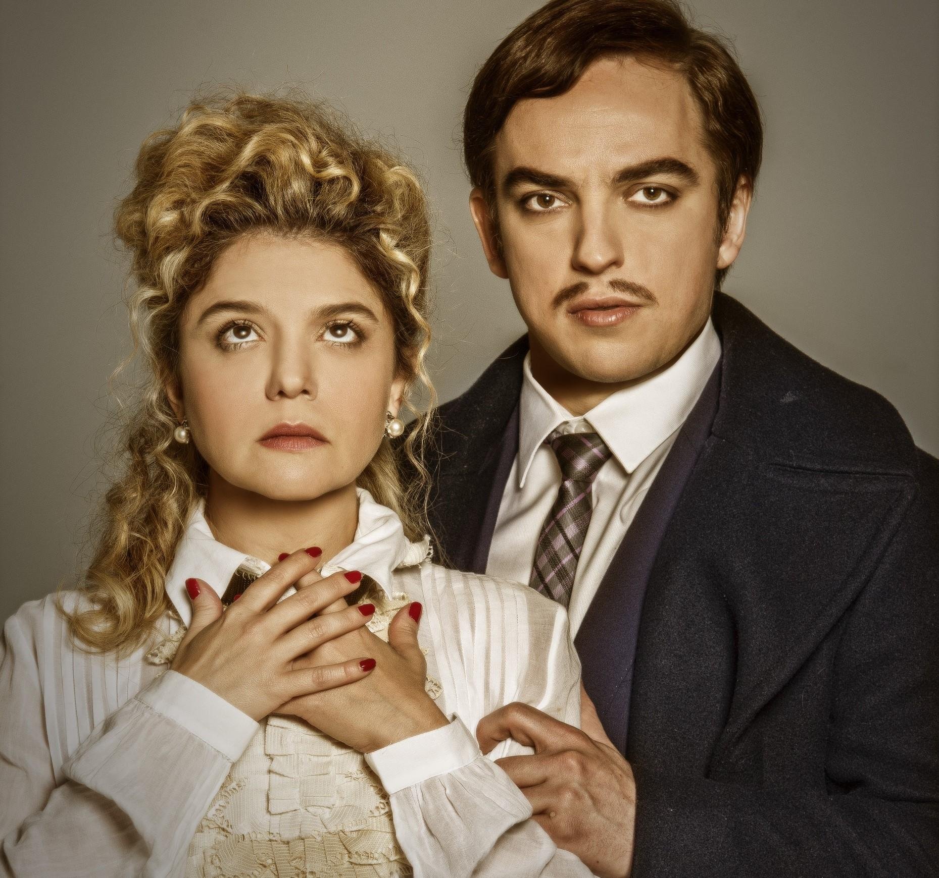 Os atores Erica Montanheiro e Giovani Tozi
