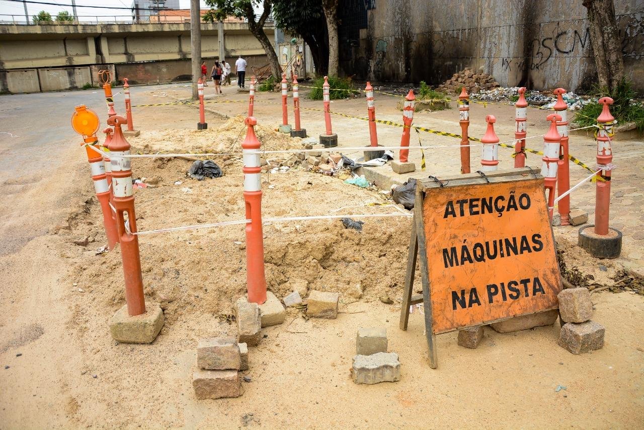 Antigo buraco na rua Pernambuco agora registra muita sujeira e ac&uacute;mulo de areia