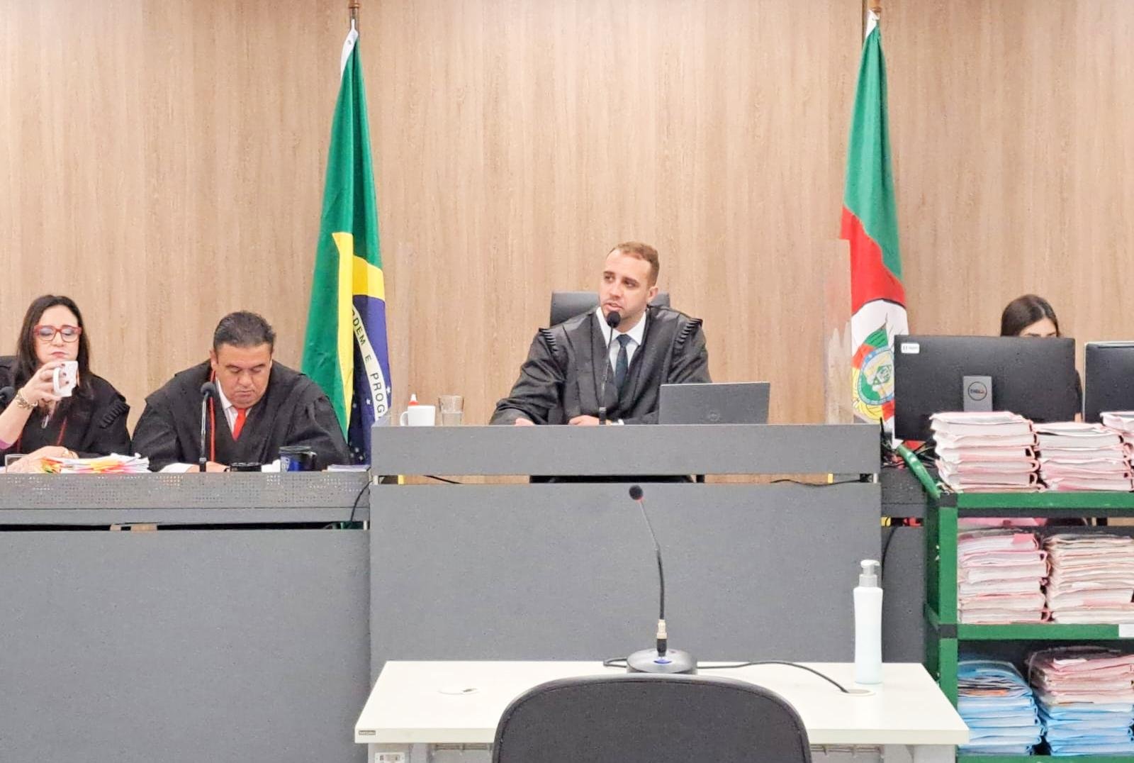 Sess&atilde;o &eacute; presidida pelo Juiz de Direito Thomas Vin&iacute;cius Schons, do 2&ordm; Juizado da 1&ordf; Vara do J&uacute;ri da Capital