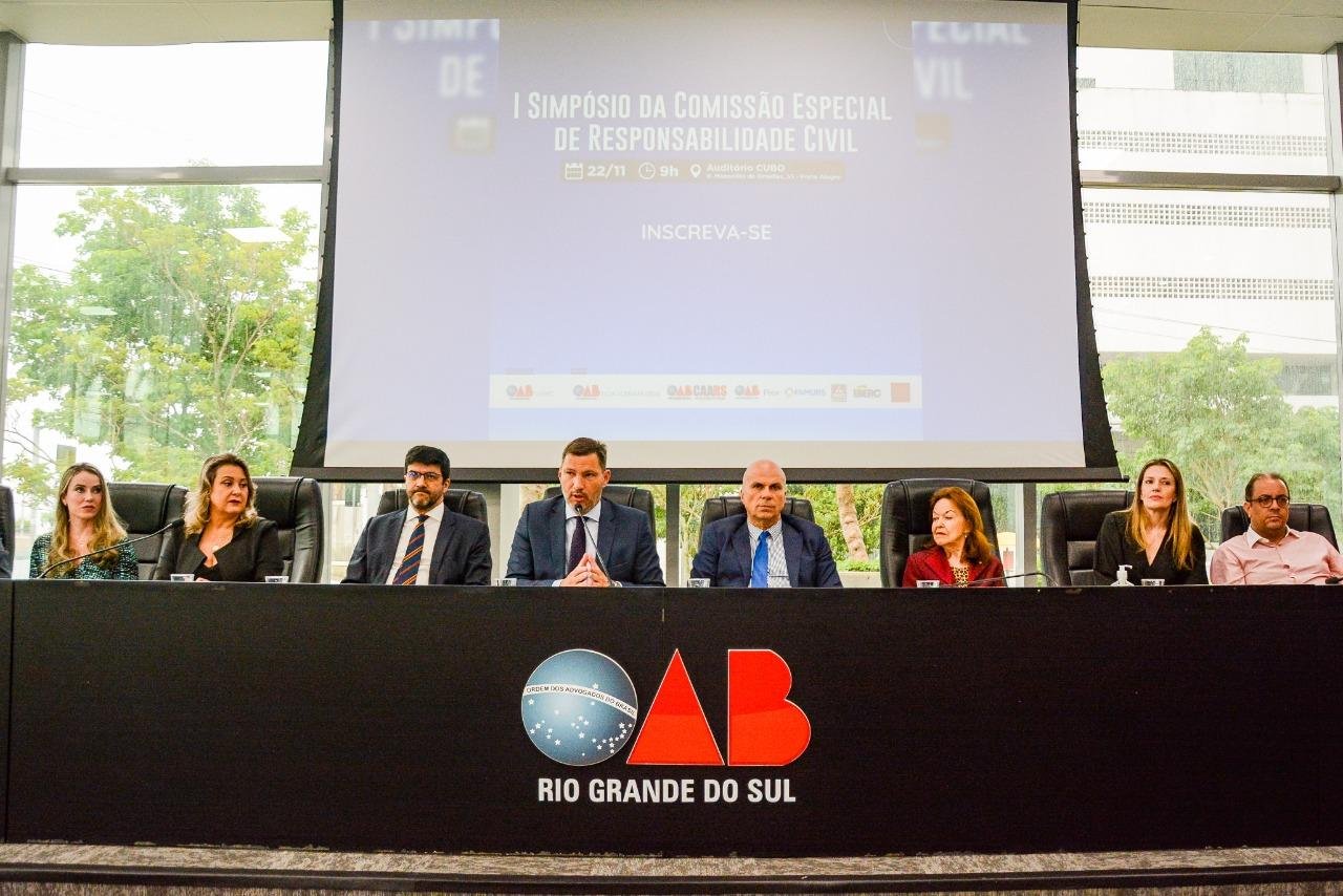 Presidente Lamachia (ao microfone) exaltou import&acirc;ncia da capacita&ccedil;&atilde;o para aquisi&ccedil;&atilde;o de conhecimento