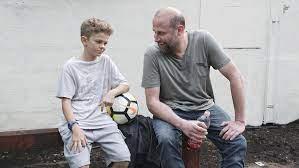 Theo (Maleaume Paquin) &eacute; um garoto de 12 anos com um pai problem&aacute;tico vivido por Fran&ccedil;ois Damiens