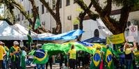 Bandeira gigante do Brasil era novamente agitada pelos manifestantes no final da manhã desta quarta