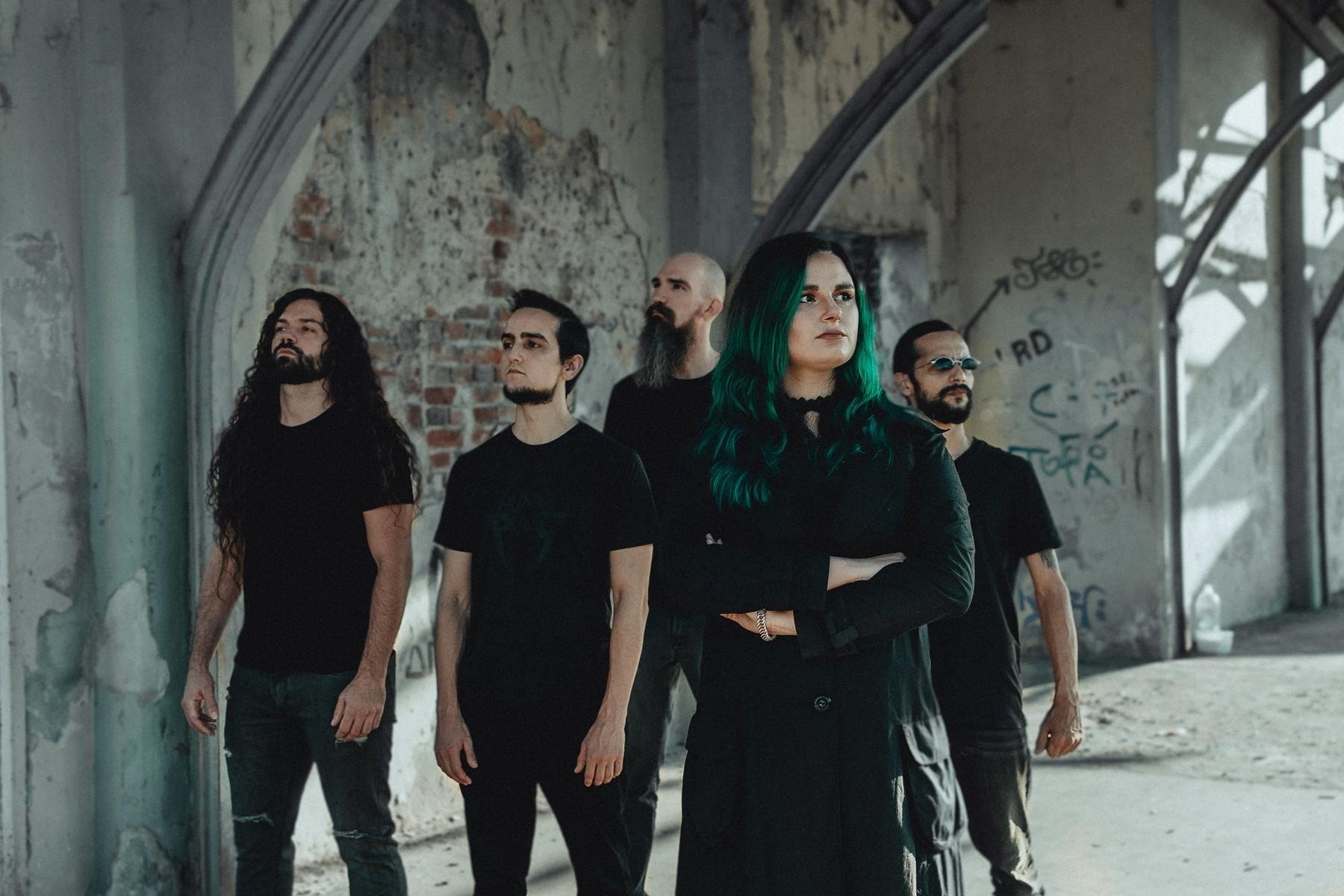 Apresentando cinco faixas, O EP &ldquo;Above Chaos&rdquo; aposta em um tema conceitual