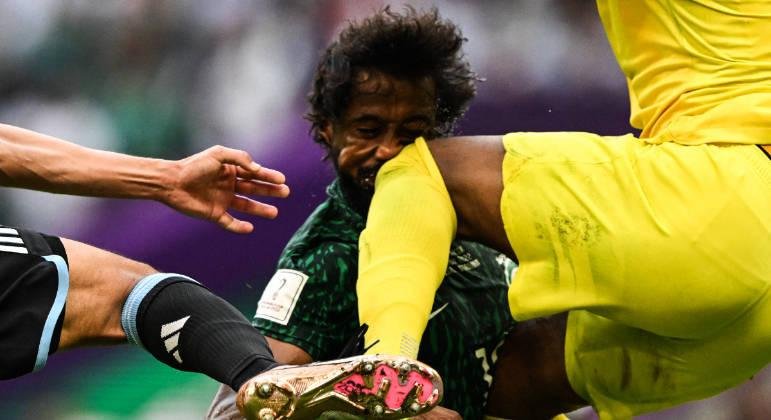 Mohammed Al-Owais, goleiro da Ar&aacute;bia Saudita, atinge o zagueiro Yasser Al-Shahrani no rosto