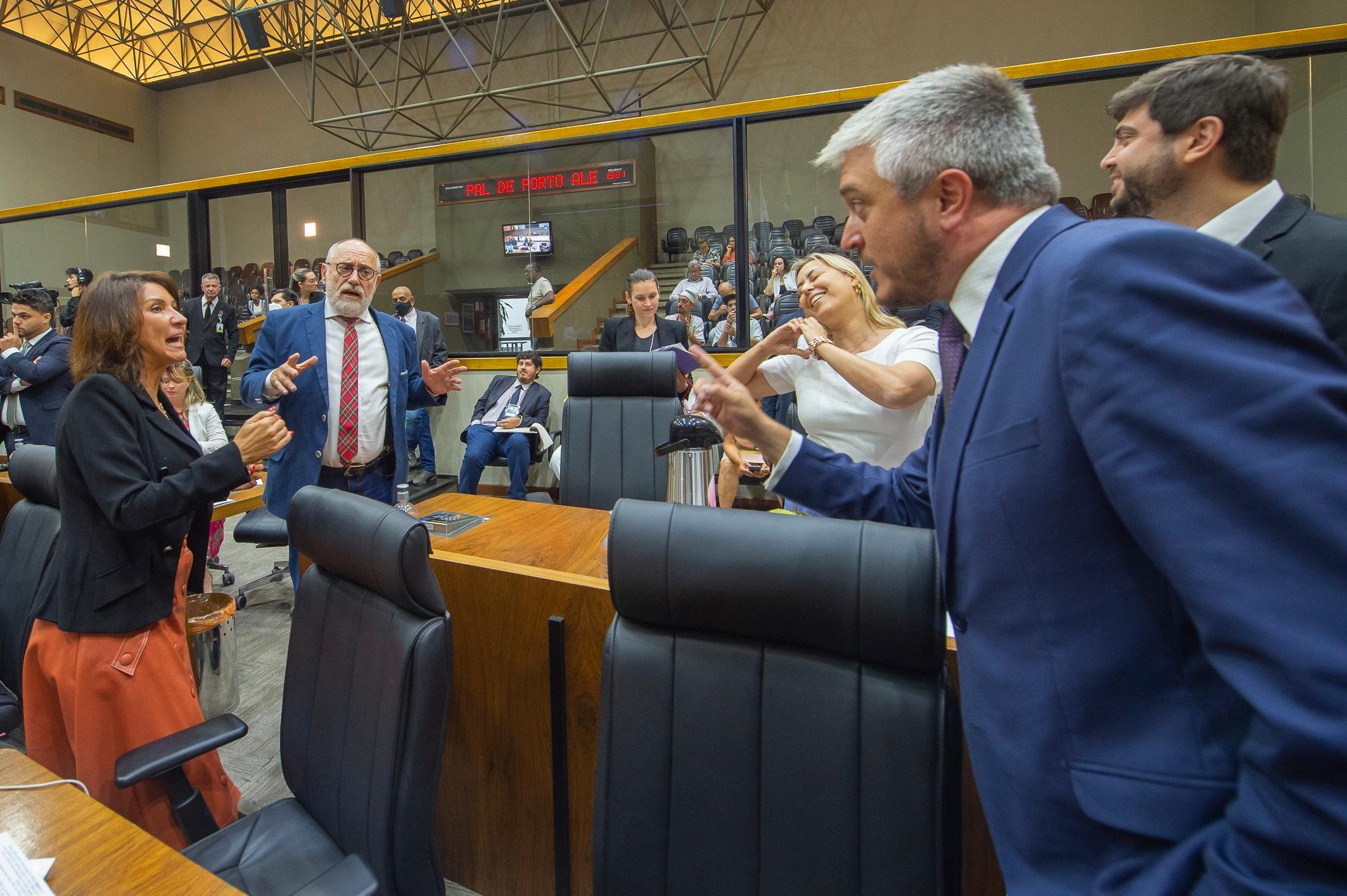 Vereadores fizeram intenso debate sobre a mo&ccedil;&atilde;o