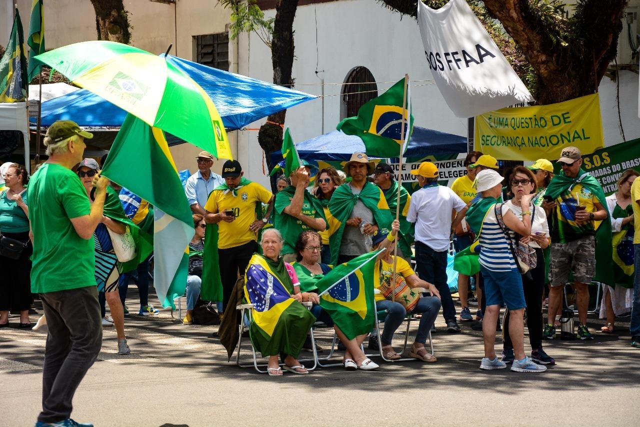 Faixas, bandeiras e bloqueios continuam nesta quinta-feira, junto ao quartel-general do CMS