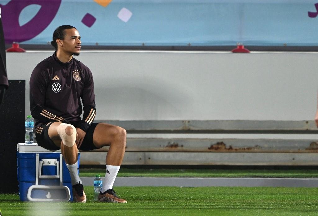 San&eacute; treinou com o joelho direito enfaixado