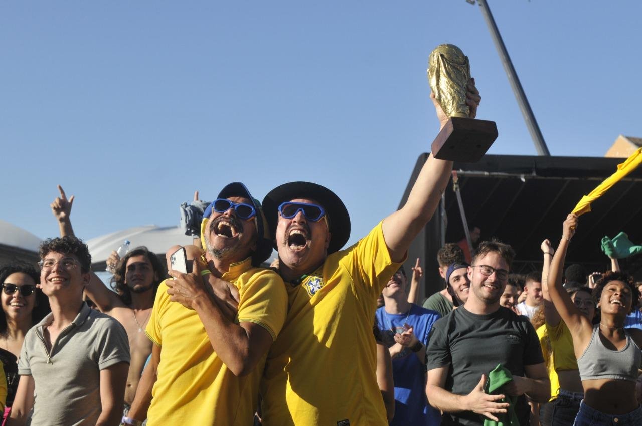 Orla do Gua&iacute;ba foi um dos lugares da cidade que reuniu torcedores para a estreia do Brasil na Copa do Mundo