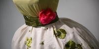 Vestido com flor na cintura foi encontrado após décadas