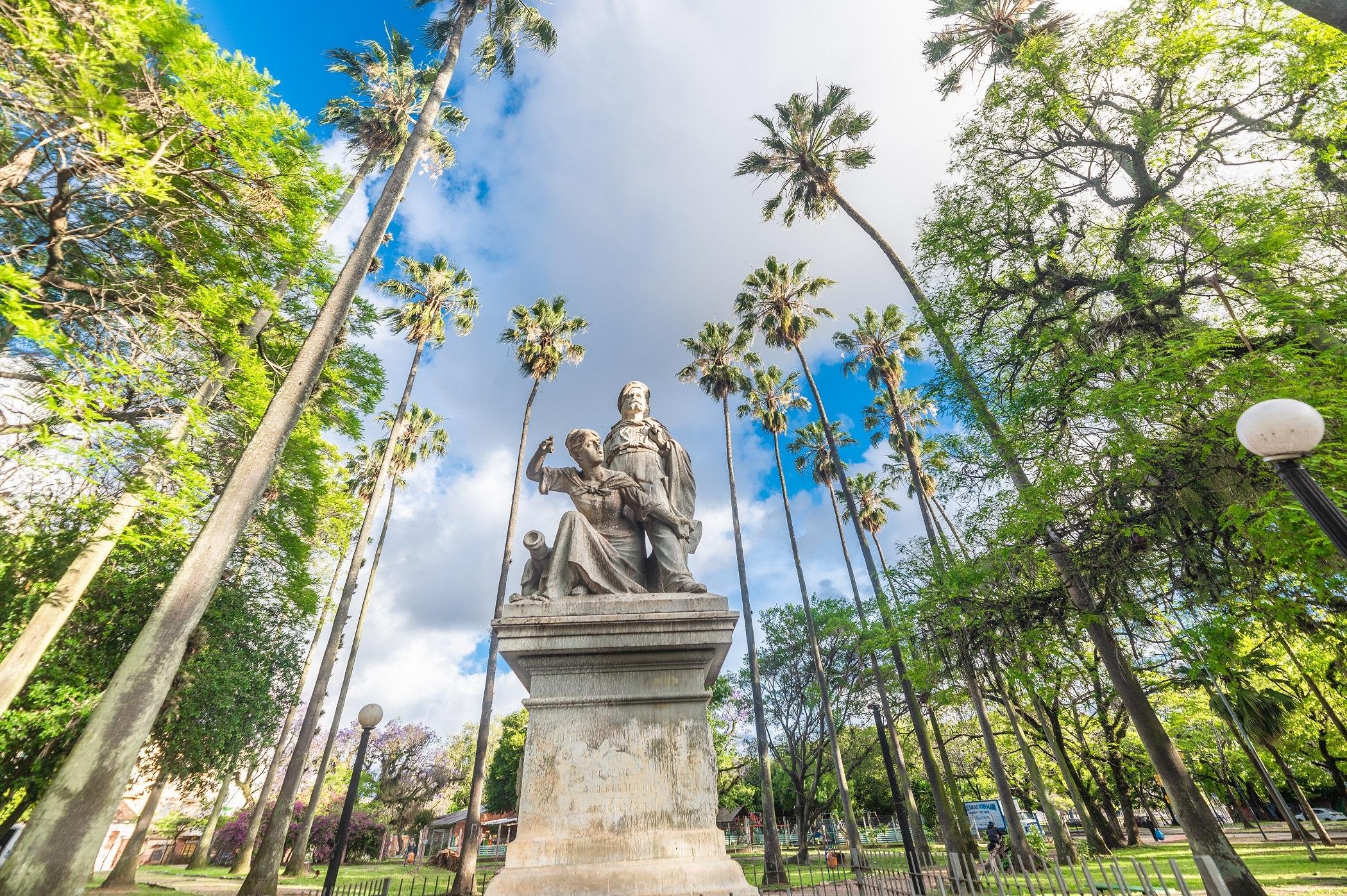 Monumento &lsquo;Giuseppe e Anita Garibaldi&rsquo;, de Filadelfo Simi, datada de 1913 e instalada na Pra&ccedil;a Garibaldi, no bairro Cidade Baixa