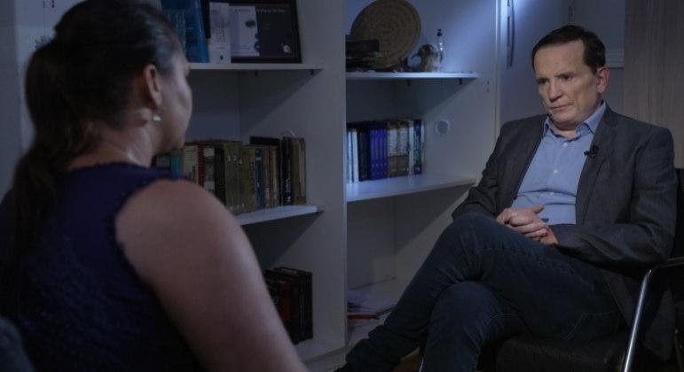 Roberto Cabrini encontra seis mulheres que sofreram com problemas depois de procedimentos realizados por Josias Caetano