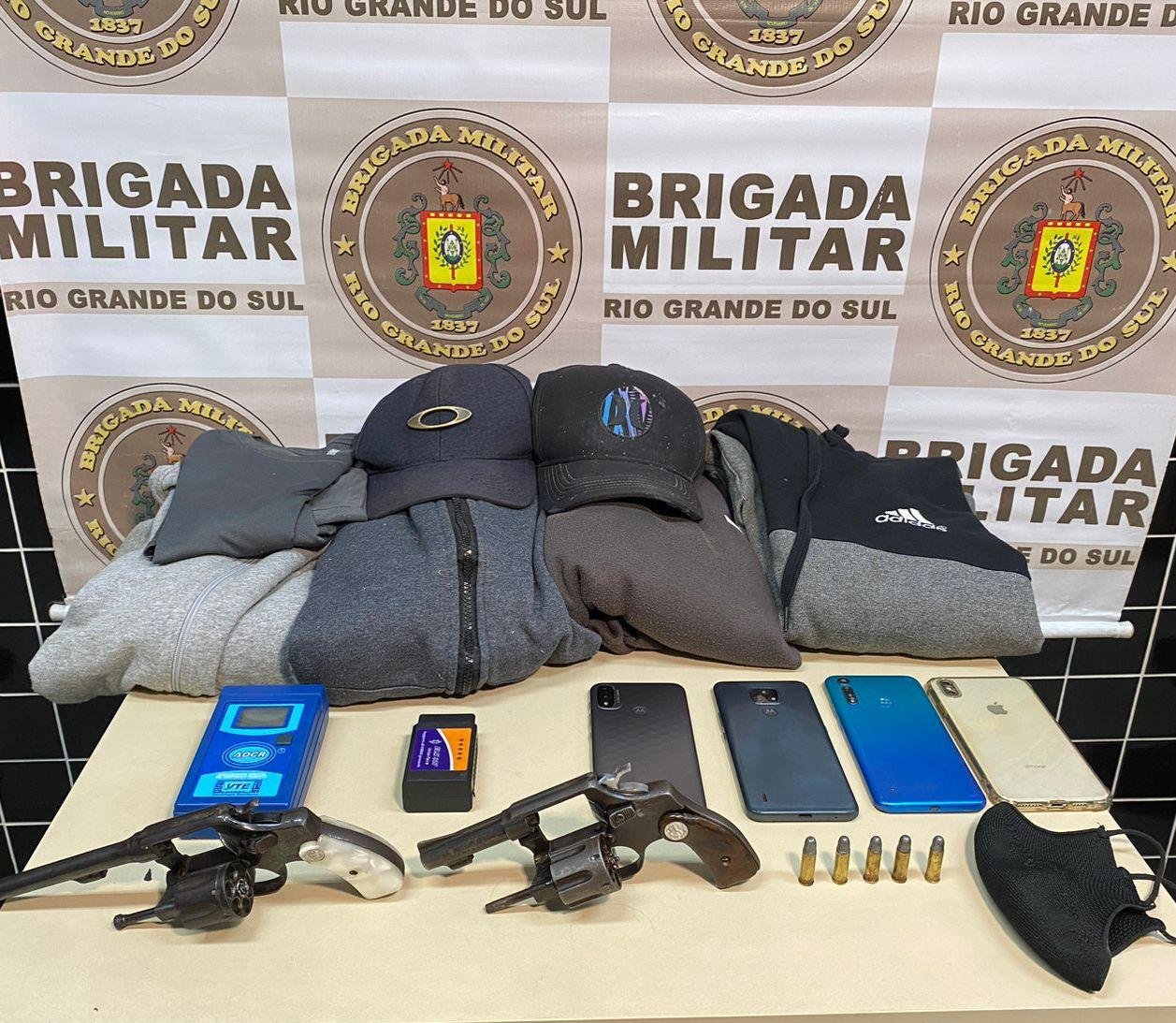 Roupas utilizadas no crime, armas e celulares foram localizados com os suspeitos