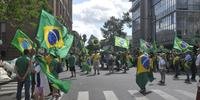 Com bandeiras do Brasil e camisetas verde-amarelas, manifestantes seguem protestando na Capital