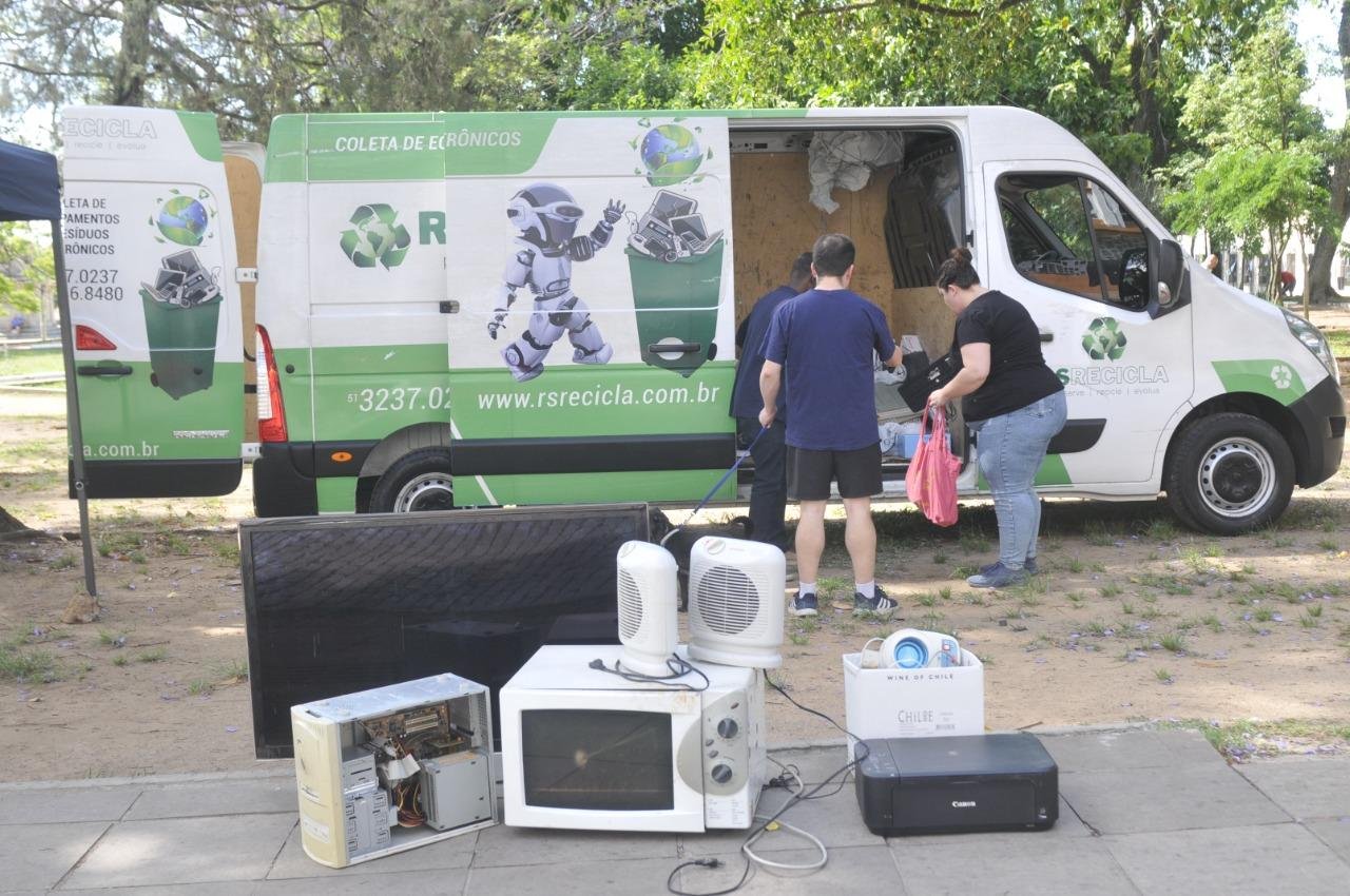 Moradores aproveitaram para trazer itens antigos para descarte