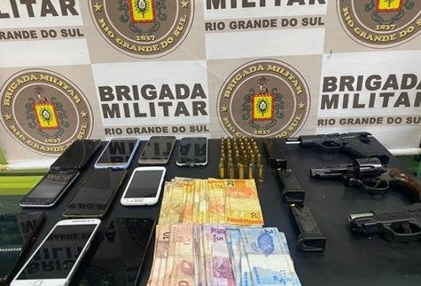 Al&eacute;m das armas, foram apreendidas muni&ccedil;&otilde;es e c&eacute;dulas que somavam mais de R$ 900