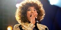 Cena do filme sobre Whitney Houston, premiada cantora, compositora e atriz norte-americana