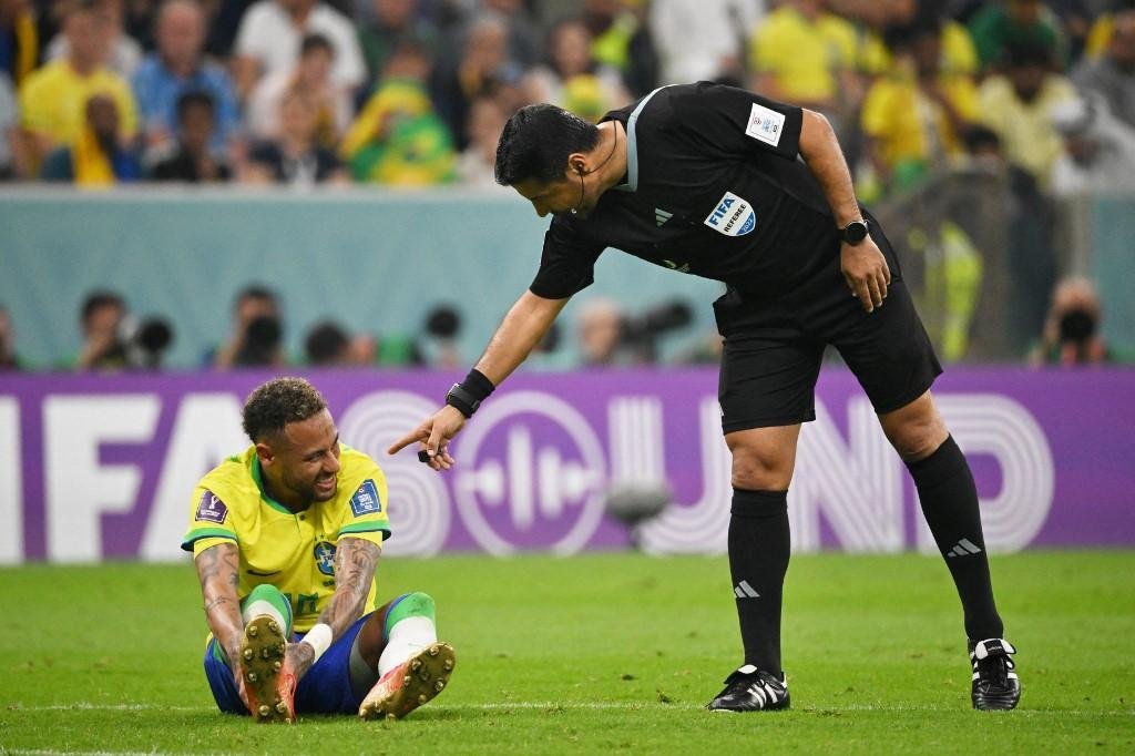 Jogador sentiu tornozelo na partida contra a S&eacute;rvia