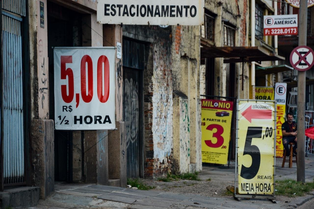 Avenida Mau&aacute;, uma das principais vias de tr&aacute;fego da regi&atilde;o, &eacute; recheada de placas oferecendo o servi&ccedil;o