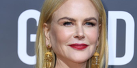 A atriz Nicole Kidman prestigiou o amigo e ator Hugh Jackman na peça 