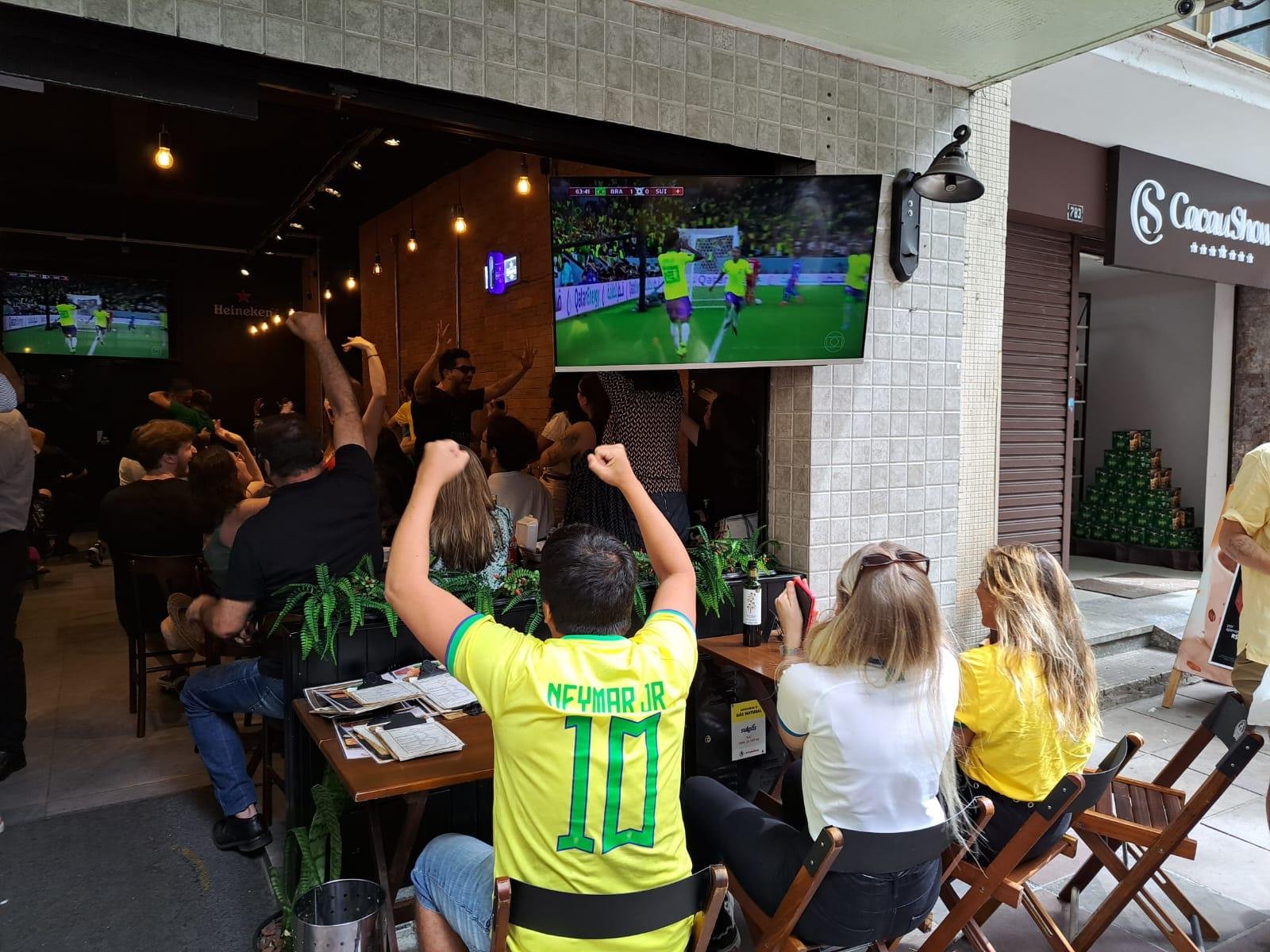 Centro de Porto Alegre n&atilde;o chegou a esvaziar, mas o almo&ccedil;o se estendeu para a partida que come&ccedil;ou &agrave;s 13h