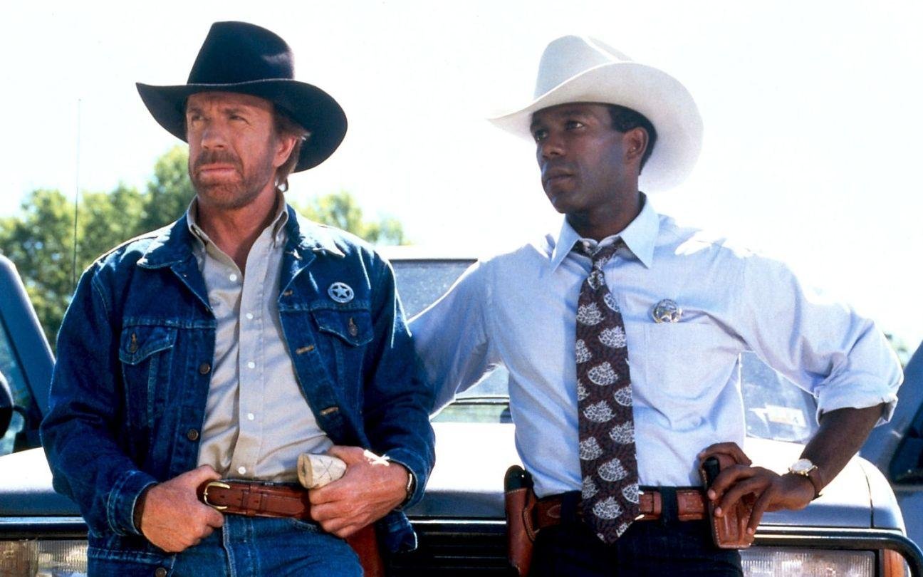 Clarence Gilyard Jr. em cena da s&eacute;rie "Walker, Texas Ranger" ao lado de Chuck Norris