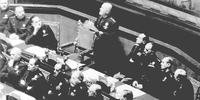 Mussolini falando no parlamento italiano.