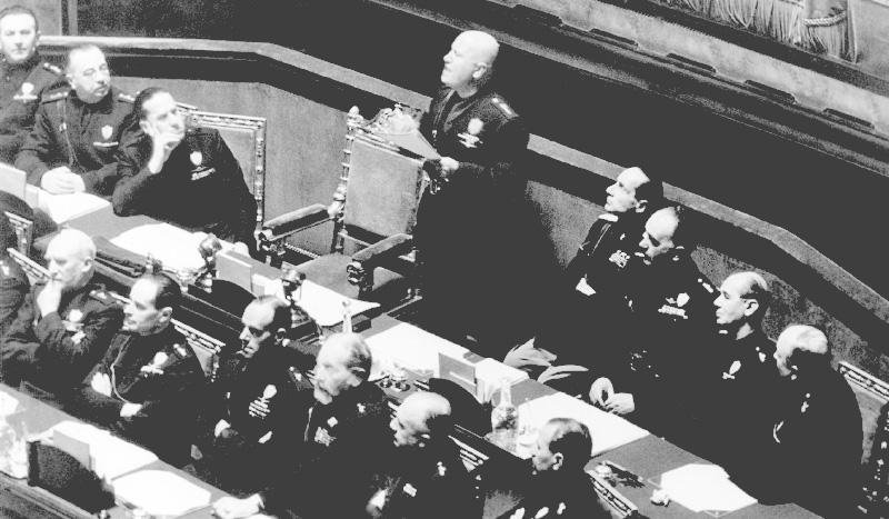 Mussolini falando no parlamento italiano.