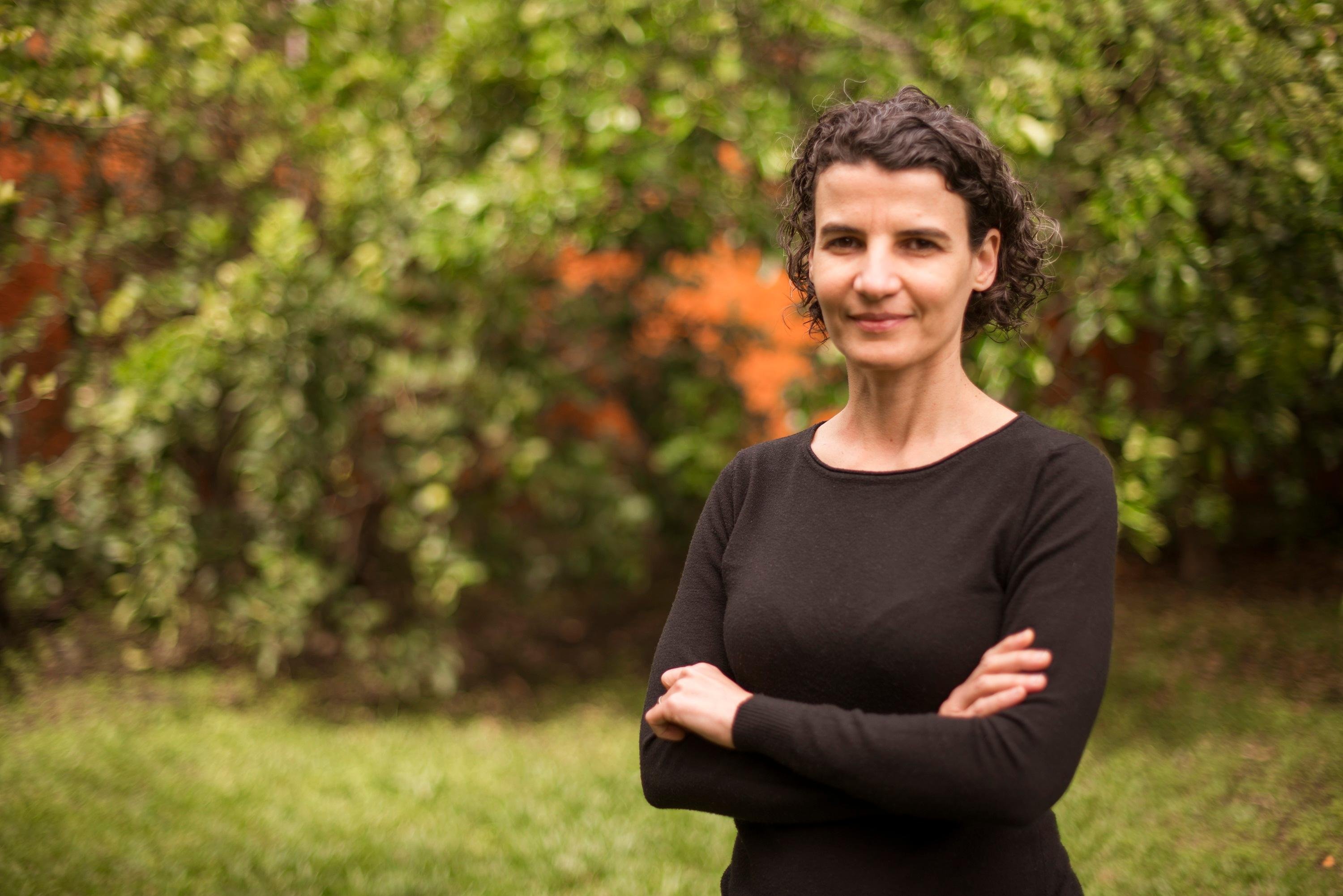 Julia da Rosa Sim&otilde;es &eacute; historiadora, tradutora liter&aacute;ria e musicista