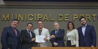 O  vice-presidente do SINDHOSPA,Rafael Cremonesi, ao centro, recebendo o Diploma de Honra ao Mérito