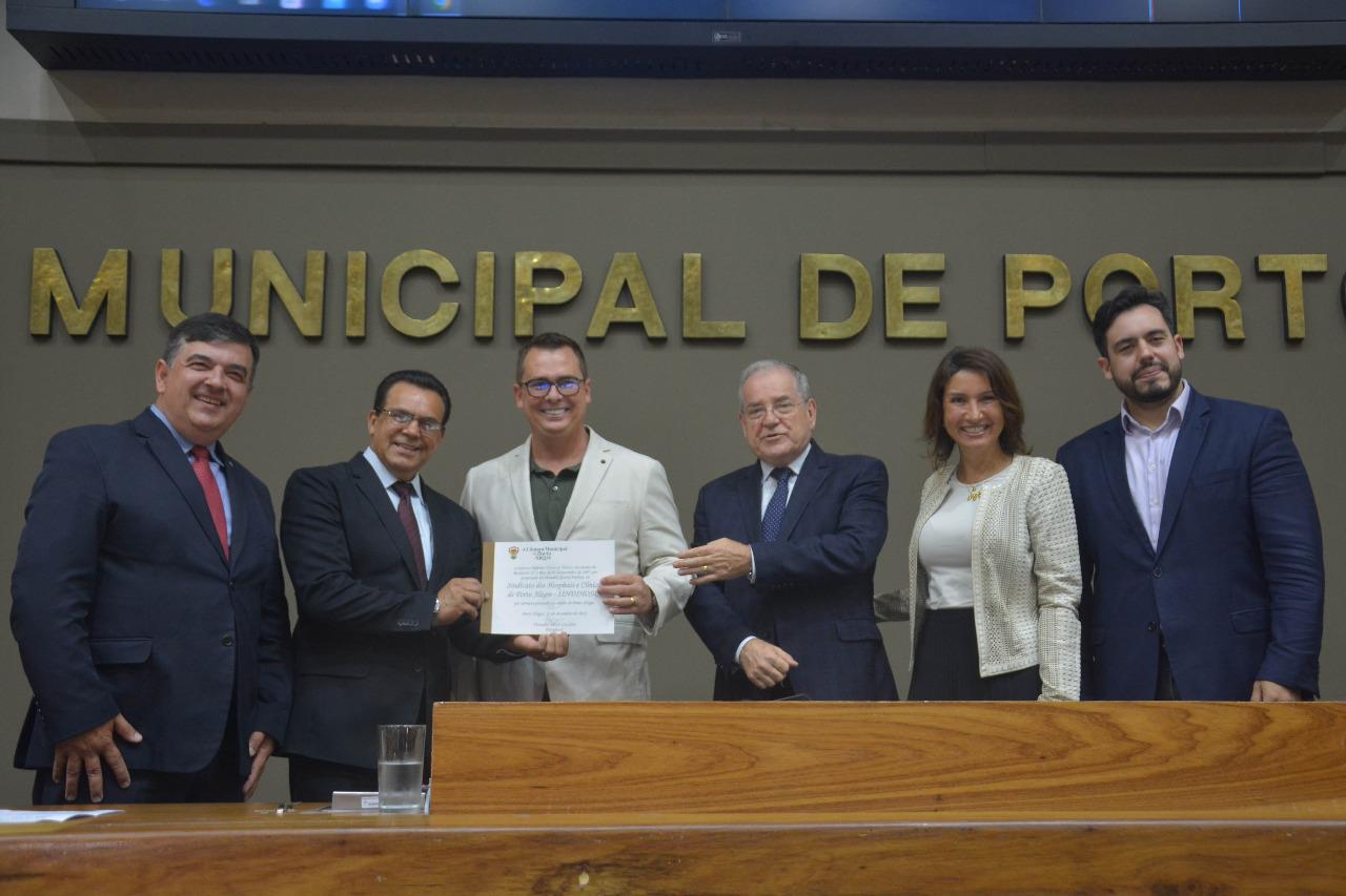 O  vice-presidente do SINDHOSPA,Rafael Cremonesi, ao centro, recebendo o Diploma de Honra ao M&eacute;rito