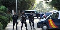 Policiais espanhóis bloqueiam a rua após a explosão de uma carta-bomba na embaixada da Ucrânia em Madri
